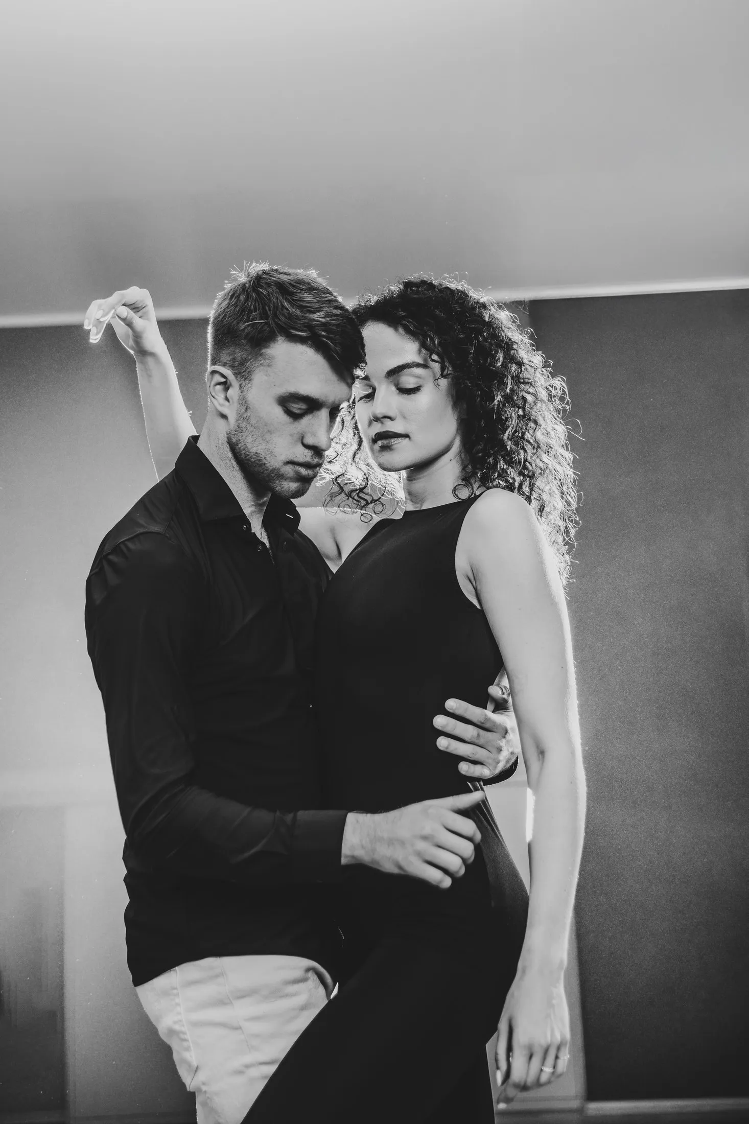 Fotografie z Enamour Dance Academy – ukázka párové práce a connection