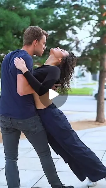 Daniel a Anna při bachatě sensual venku na Instagramu Enamour Dance Academy